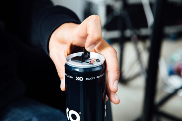 Beverage packaging with XO resealable can end